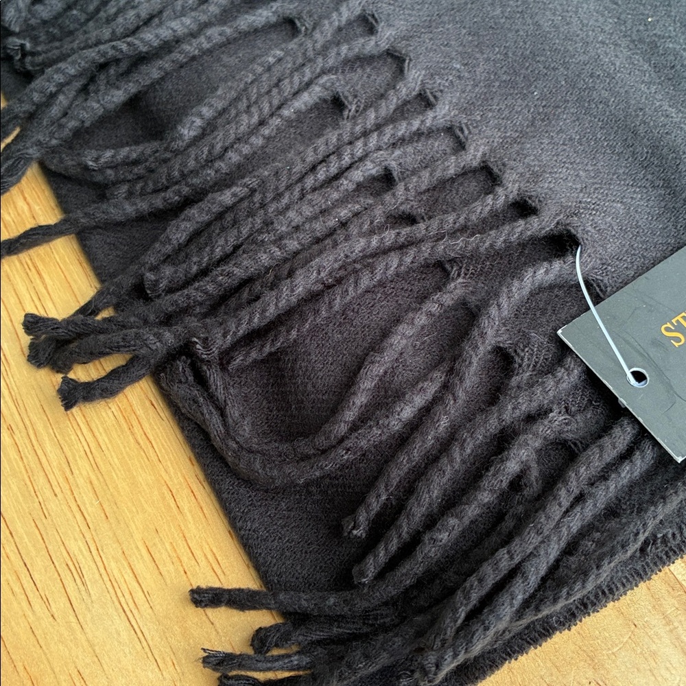 Stuart of Scotland men’s scarf black, fringed